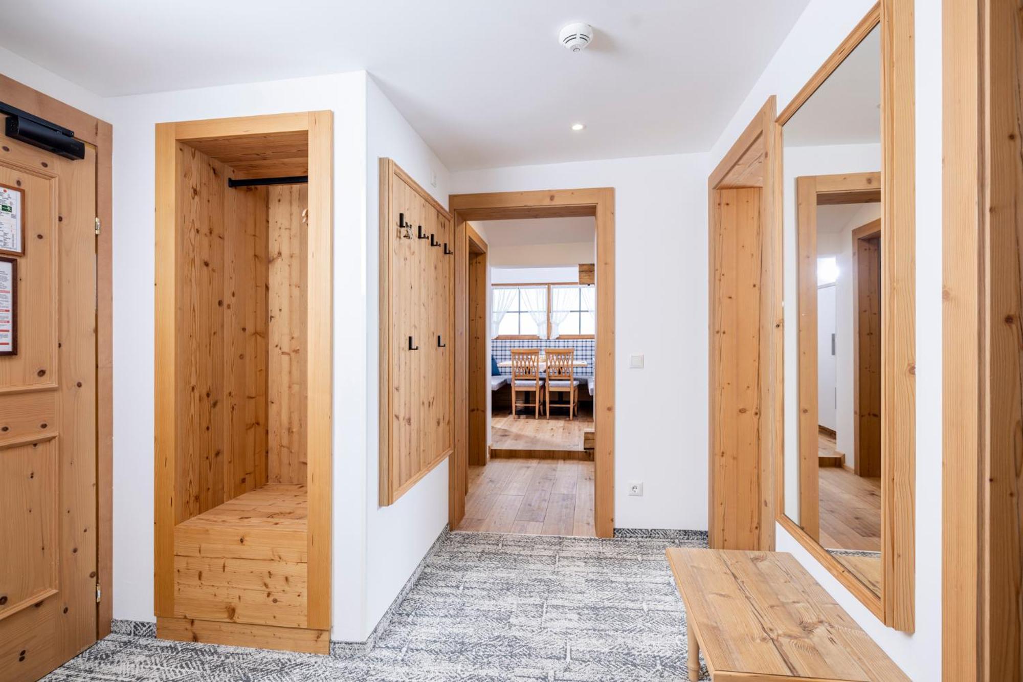 Aparthotel Landhaus St. Joseph Mayrhofen Ngoại thất bức ảnh